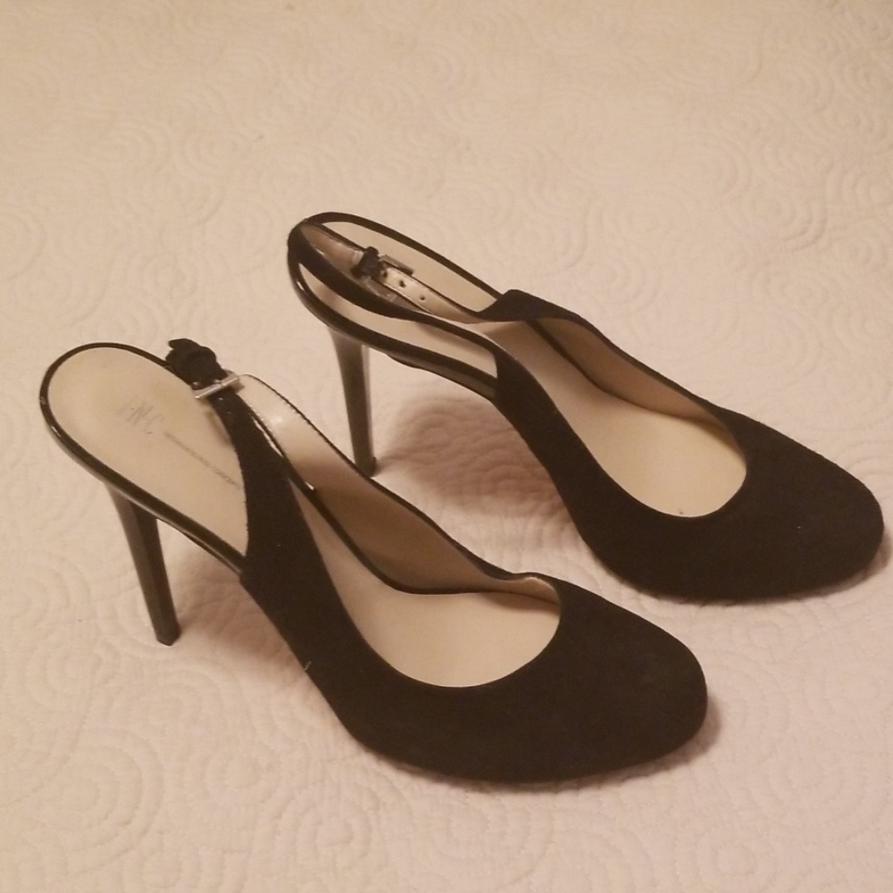 Sling back heels in black suade